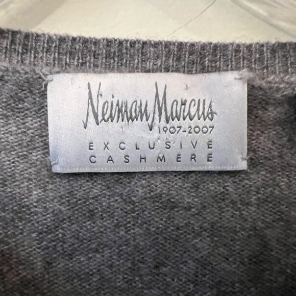 Neiman Marcus Exclusive Cashmere grey print cardigan - Picture 2 of 7